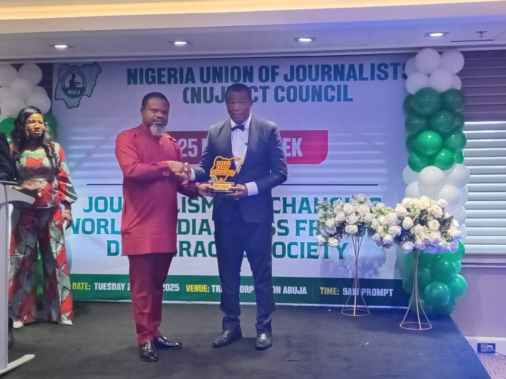Publisher newsplatform media receiving an award of Integrity and Professionalism from the former National President of Nigerian Union of journalist ( NUJ) Ikeddy Isiguzo